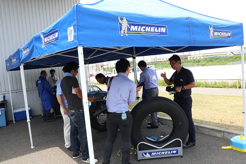 このほかに工場見学では、走行で摩耗したタイヤに専用機材で溝を刻むリグルーブ作業の体験時間も用意された