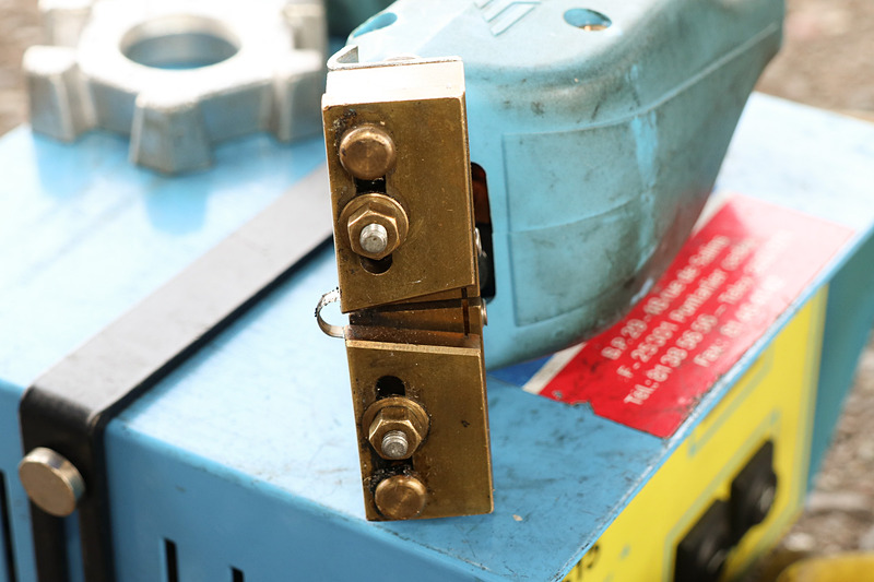 電力でU字型の刃先を熱し、トレッド面を彫るようにして溝を作るリグルーブの機材。タイヤのゴムに刃先が当たって後方に押されると通電し、刃先が発熱する仕組み