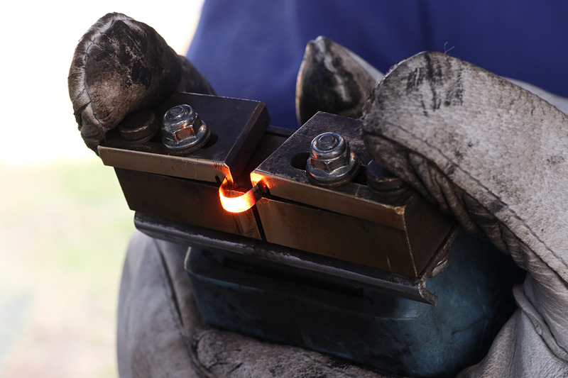 電力でU字型の刃先を熱し、トレッド面を彫るようにして溝を作るリグルーブの機材。タイヤのゴムに刃先が当たって後方に押されると通電し、刃先が発熱する仕組み