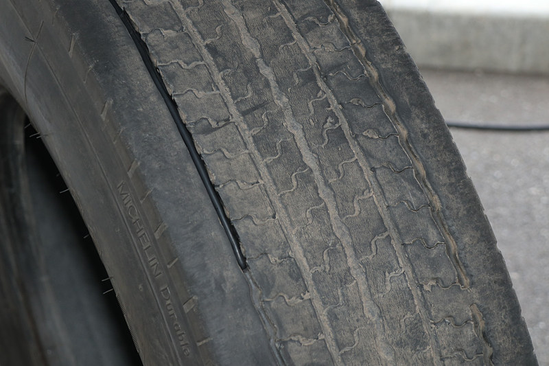 走行でゴムが減り、溝がなくなったタイヤ。ミシュランの製品でリグルーブに対応しているタイヤは、サイドウォールに「REGROOVABLE」の文字が入っている
