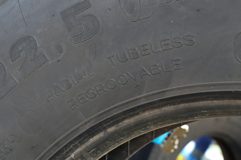 走行でゴムが減り、溝がなくなったタイヤ。ミシュランの製品でリグルーブに対応しているタイヤは、サイドウォールに「REGROOVABLE」の文字が入っている
