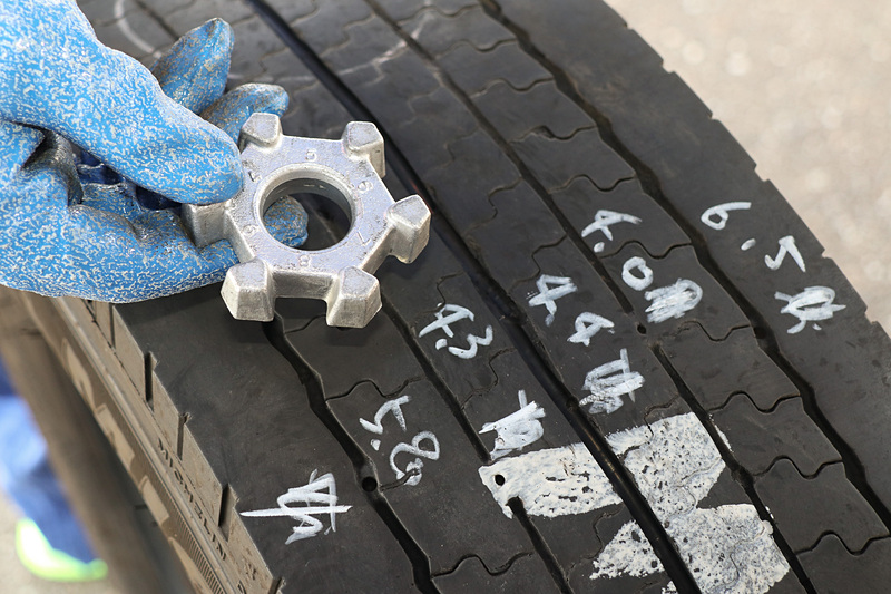 計測した残溝に合わせて刃先を何mm出すか計算。専用器具を使って刃先の高さを調節する