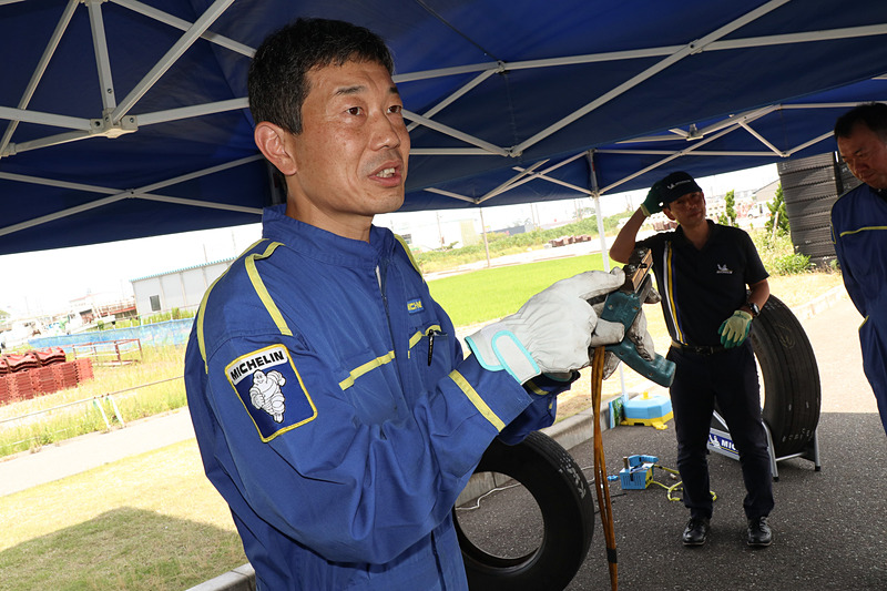 リグルーブ体験の前に、ミシュランのスタッフが機材の使い方や注意事項などを説明