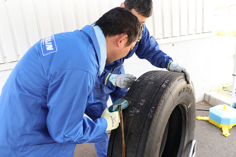 参加者が交代でリグルーブを体験。慣れないうちは押す力が足りずに刃先が同じところに止まりがちになり、ゴムの熱が高くなりすぎて白煙が出てしまう。こうなると刃先の消耗が進んですぐに使えなくなる