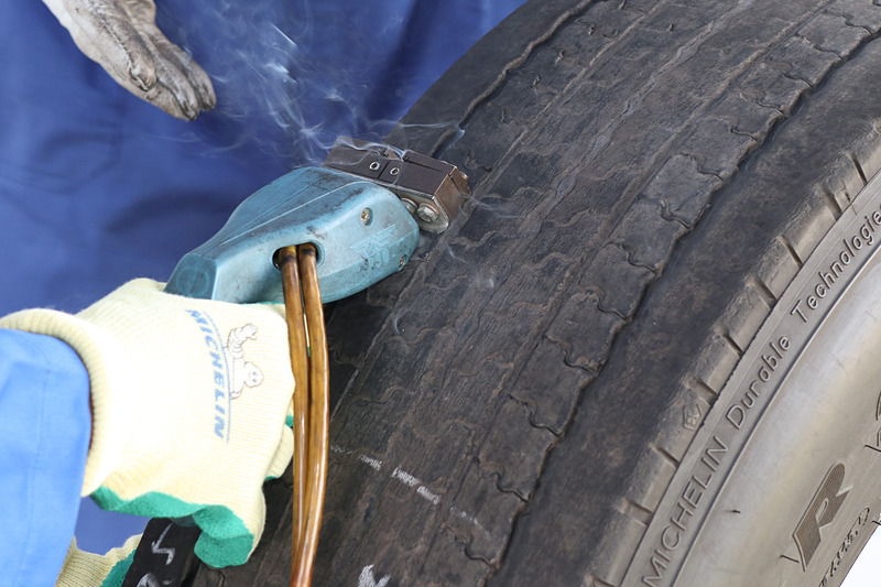 参加者が交代でリグルーブを体験。慣れないうちは押す力が足りずに刃先が同じところに止まりがちになり、ゴムの熱が高くなりすぎて白煙が出てしまう。こうなると刃先の消耗が進んですぐに使えなくなる