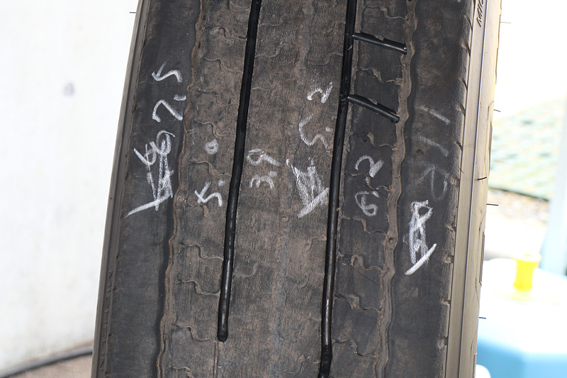 タイヤは水平面ではないこともあり、押す力を一定に保ってリグルーブしていくのはなかなか難しい。しかし、費用対効果が高いことから自分たちで作業している企業は多いとのこと