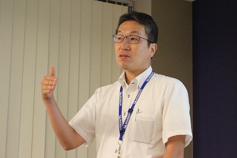日本ミシュランタイヤ株式会社 製品開発本部 PC/LTタイヤ新製品開発部 シニアエンジニア 工藤健一氏は新製品の開発プロセスなどについて解説