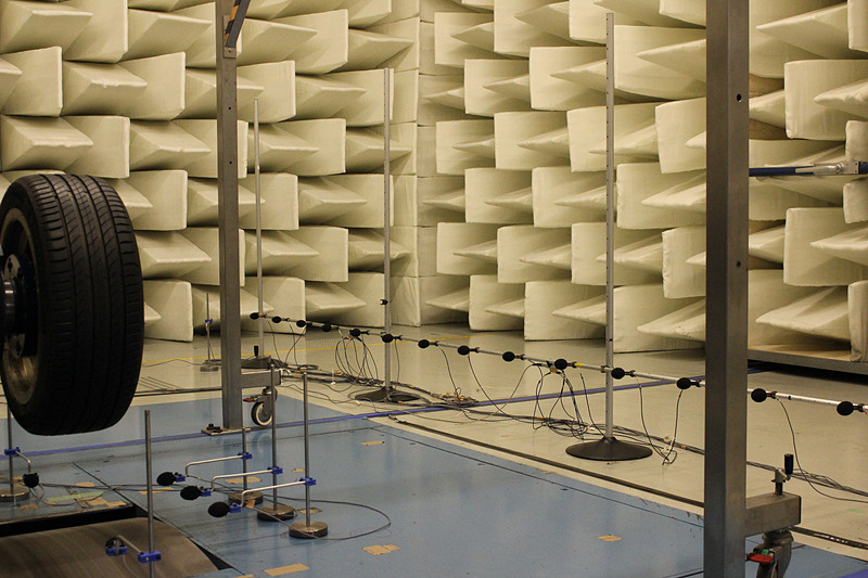 半無響室の様子。内部にあるものは基本的にすべてミシュランの内製になっている