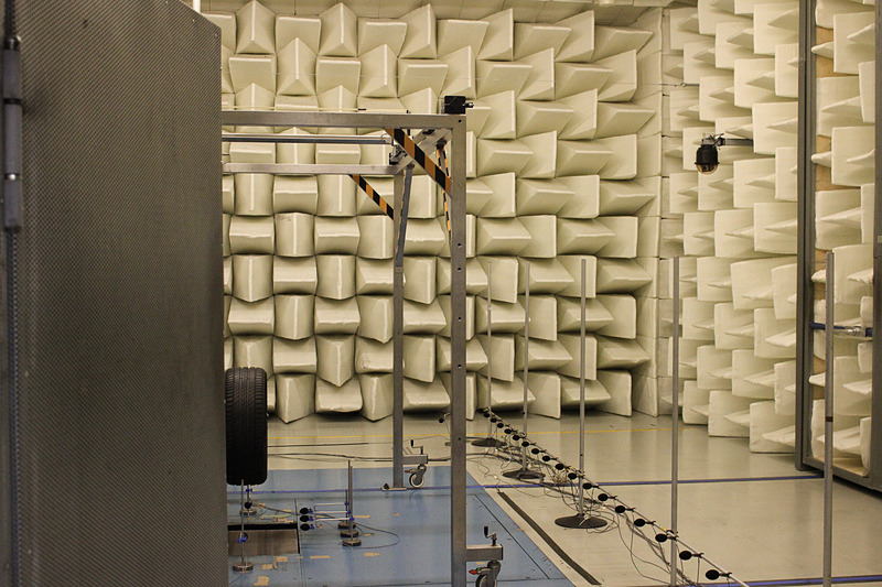半無響室の様子。内部にあるものは基本的にすべてミシュランの内製になっている