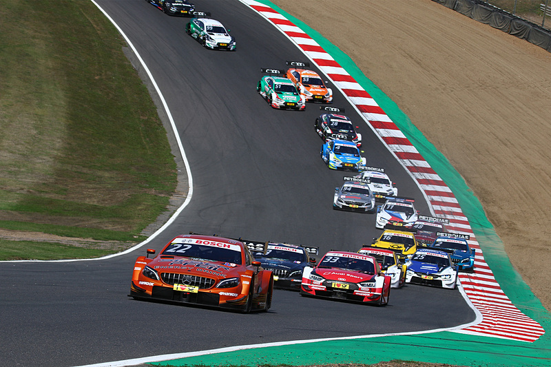 ルーカス・アウワーを先頭に「ヘイル・ウッド ヒル」を駆け上がる各マシン