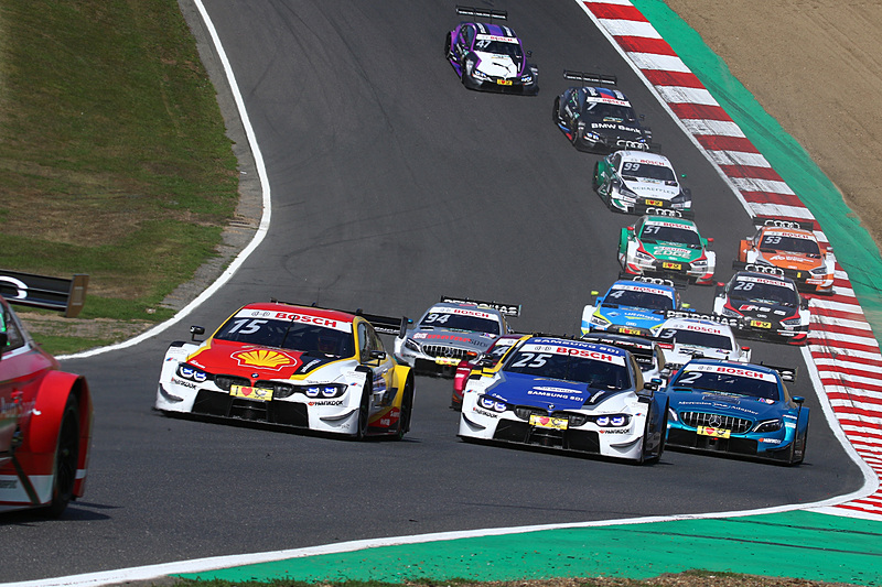 ルーカス・アウワーを先頭に「ヘイル・ウッド ヒル」を駆け上がる各マシン