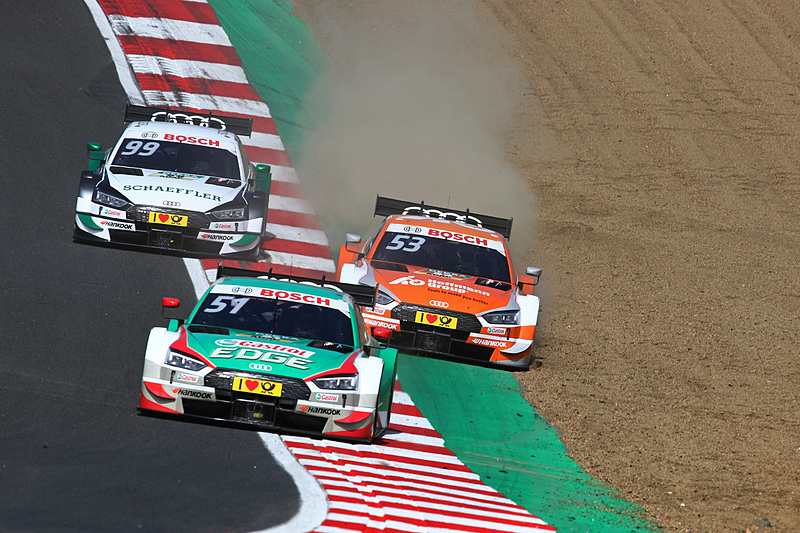 ニコ・ミューラー（51）、ジェミー・グリーン（53）、マイク・ロッケンフェラー（99）という3台のアウディによるポジション争い