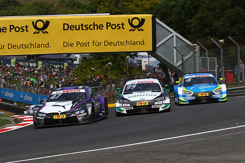 序盤10周目。ジョエル・エリクソン（47）、マイク・ロッケンフェラー（99）、ロビン・フリジン（04）の3台が横並びで「ドルイド」ヘアピンをクリア