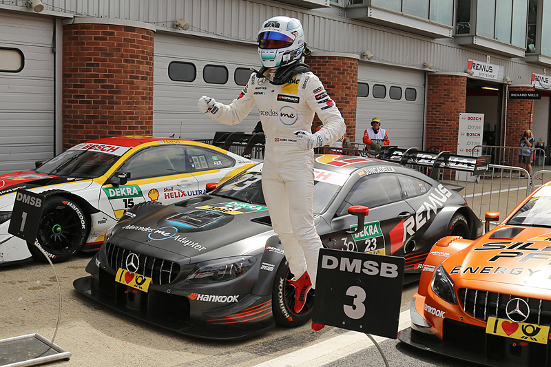 DTMキャリア初優勝を飾りパルクフェルメでジャンプするダニエル・ジュンカデラ