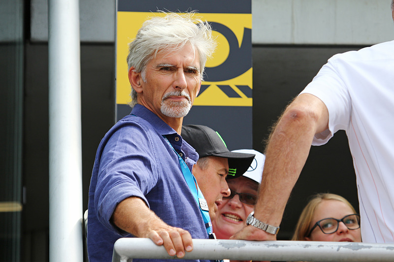 優勝者へのプレゼンテーターを務めたデーモン・ヒル氏