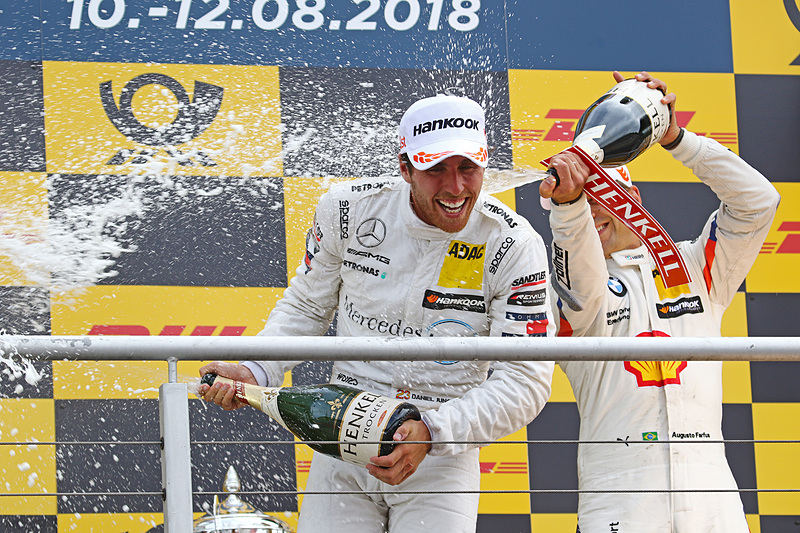 シャンパンシャワー