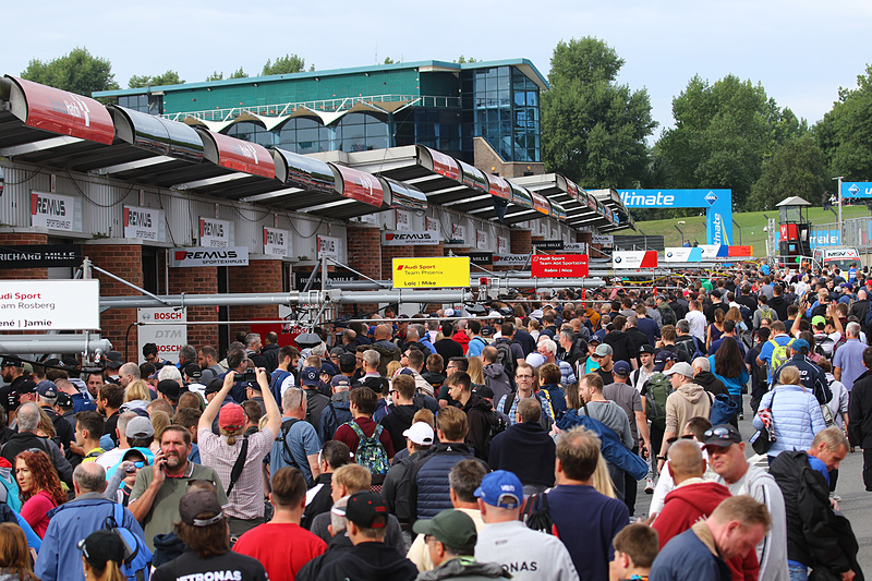 日曜日の朝に行なわれたピットウォーク