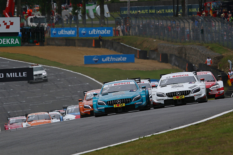 ピット側に傾斜したホームストレート。ポールポジションスタートのガリー・パフェット（02）とポール・ディレスタ（03）のイギリス人、メルセデス同士のサイド バイ サイドのスタート