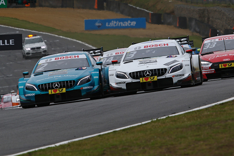 ピット側に傾斜したホームストレート。ポールポジションスタートのガリー・パフェット（02）とポール・ディレスタ（03）のイギリス人、メルセデス同士のサイド バイ サイドのスタート