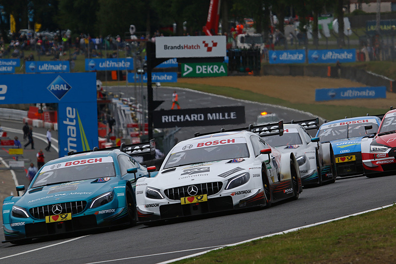 ピット側に傾斜したホームストレート。ポールポジションスタートのガリー・パフェット（02）とポール・ディレスタ（03）のイギリス人、メルセデス同士のサイド バイ サイドのスタート