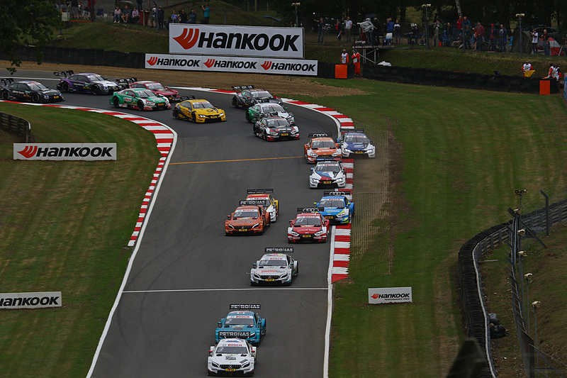 ポール・ディレスタ（03）がトップで「ドルイド」ヘアピンをクリアして「グラハム・ヒル・ベント」へ