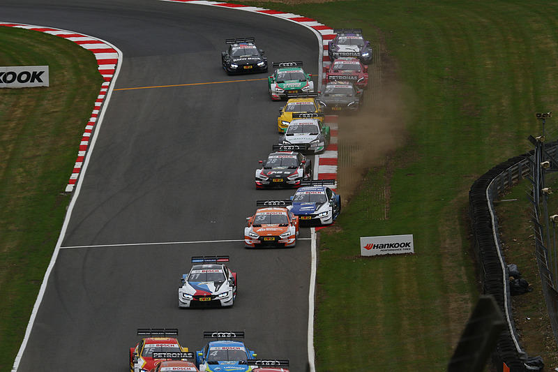 ポール・ディレスタ（03）がトップで「ドルイド」ヘアピンをクリアして「グラハム・ヒル・ベント」へ