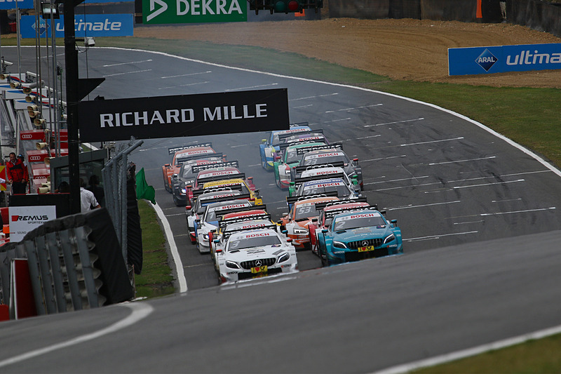 再スタートでポール・ディレスタ（03）がトップを堅守