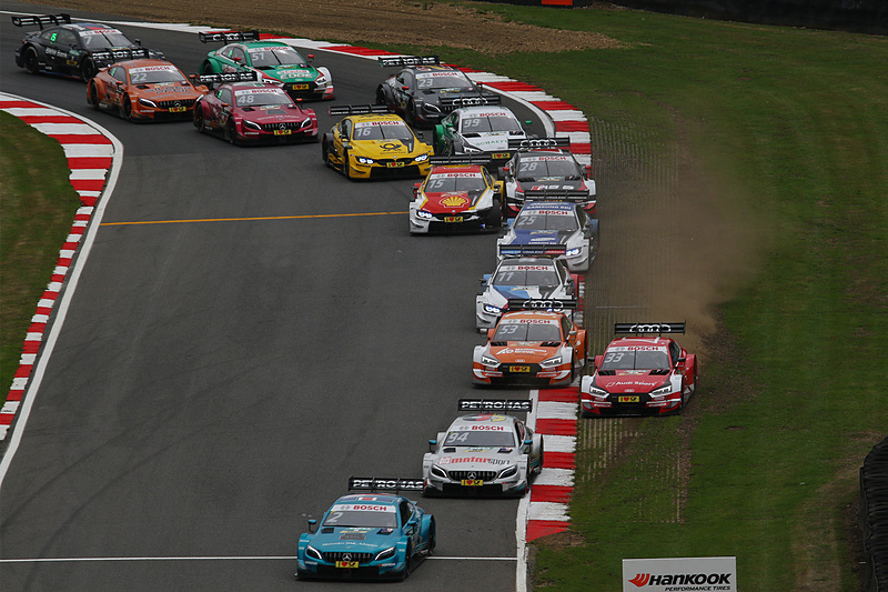 ポール・ディレスタ（03）がトップで「ドルイド」ヘアピンをクリアし、「グラハム・ヒル・ベント」へ