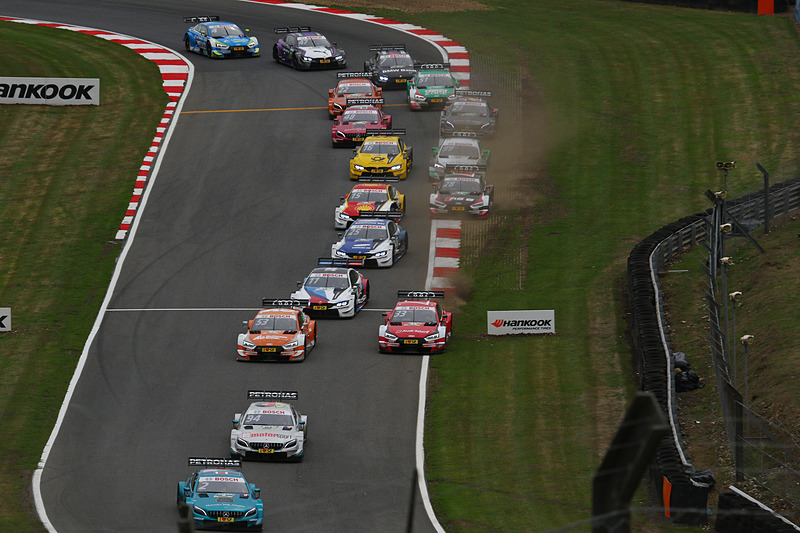 ポール・ディレスタ（03）がトップで「ドルイド」ヘアピンをクリアし、「グラハム・ヒル・ベント」へ