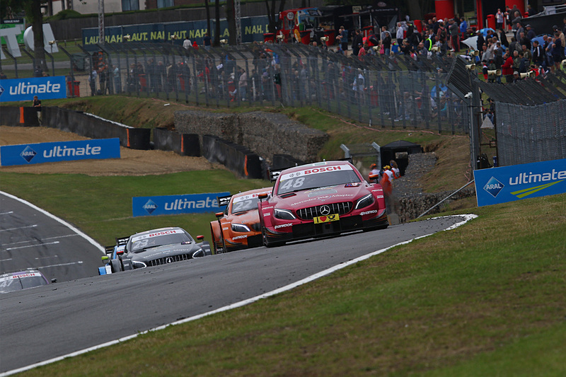 序盤に3位を走行するエドアルド・モルタラ（48）