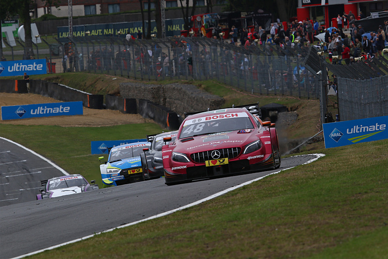 序盤に3位を走行するエドアルド・モルタラ（48）