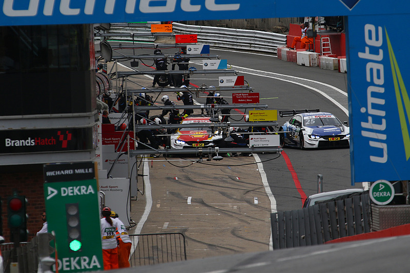 ピット作業のオーグスト・ファルフス。ピットアウトするのはフィリップ・エング（25）