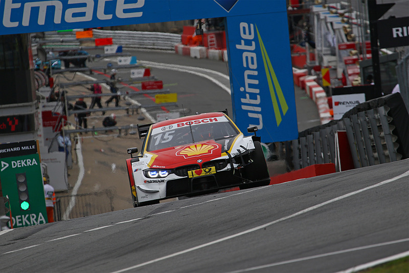 ダメージ部分をテープで止めてレースを続行するオーグスト・ファルフス