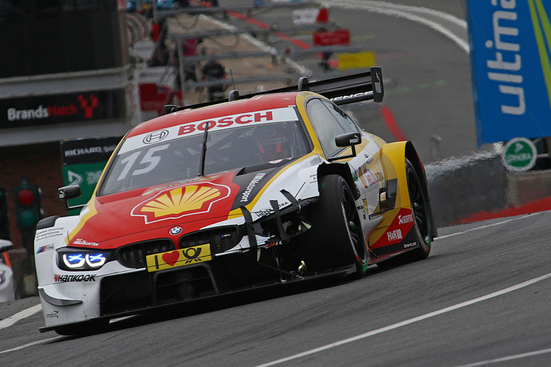 ダメージ部分をテープで止めてレースを続行するオーグスト・ファルフス