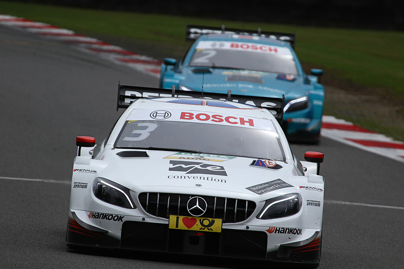 中盤で3位から2位を走行するポール・ディレスタ（03）