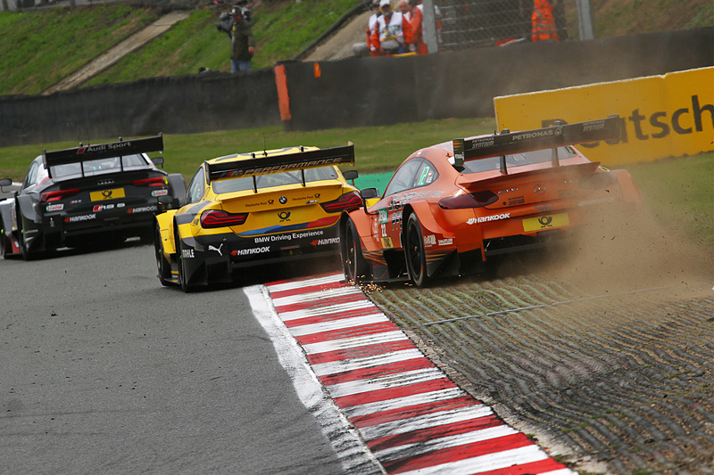 複数台が争うシーンのバックショット