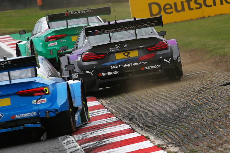 複数台が争うシーンのバックショット