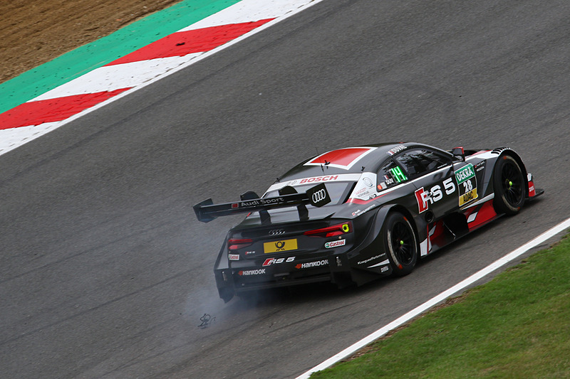 ロイック・デュバルのマシンで左リアタイヤのスローパンクチャーが発生