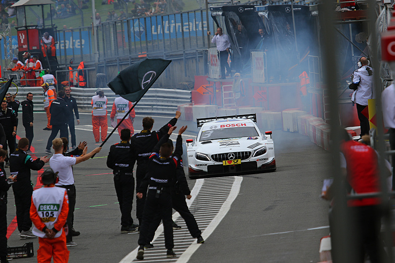 今期2勝目を獲得し、タイヤスモークを上げながら戻ってくるポール・ディレスタ