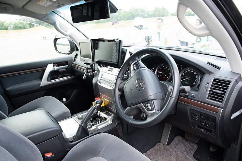 改造されたランクルの車内