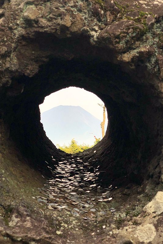岩に空いた穴を覗くと……。お天気がよければ、まるでミニチュアみたいな富士山が拝めます。イイことありそうですよね