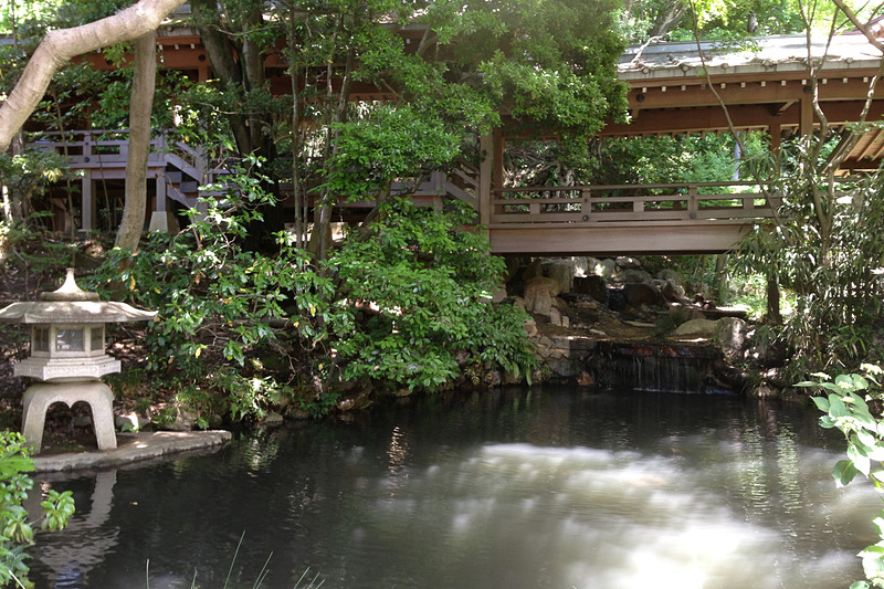 東京都内でオススメのパワースポットといえば深大寺。澄んだ湧水のマイナスイオンを全身に浴びることができて、ヒーリング効果抜群だそうですよ