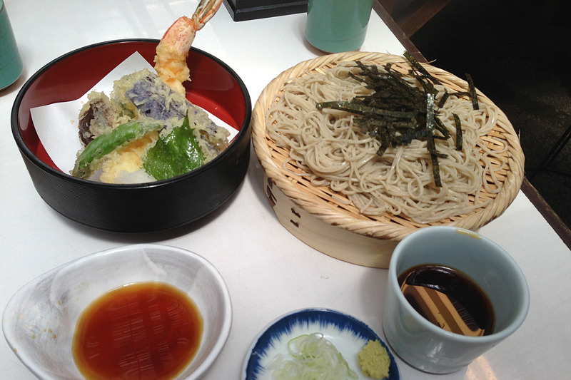 せっかく深大寺に来たら、有名な深大寺そばもご賞味あれ。お蕎麦屋さんが数軒あるので迷いましたが、私は「門前」でいただきました。サクッと揚がった天ぷらも、喉越しのいいお蕎麦も大満足のお味です