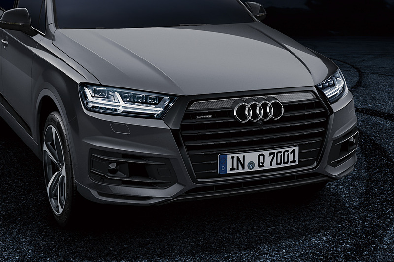 Q7 サムライ エディションではボディカラーに専用色「サムライグレー」を採用し、「カーボンスタイルパッケージ」（カーボンドアストライプ、カーボンエクステリアミラーハウジング、グリルカーボンインサート）や「ブラックスタイリングパッケージ」などを装備