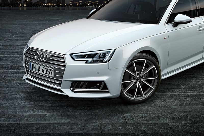 「S lineエクステリア」やAudi Sport 19インチホイール、LEDヘッドライト、リアコンビネーションランプなどを特別装備