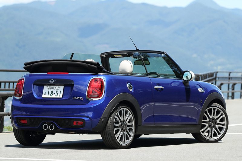 5月にマイナーチェンジしたMINIシリーズ。そのうち、今回は写真の「MINI クーパー S コンバーチブル」と3ドアの「MINI ジョン・クーパー・ワークス」に試乗。MINI クーパー S コンバーチブル（425万円）のボディサイズは3860×1725×1415mm（全長×全幅×全高）、ホイールベースは2495mm。車両重量は1370kg