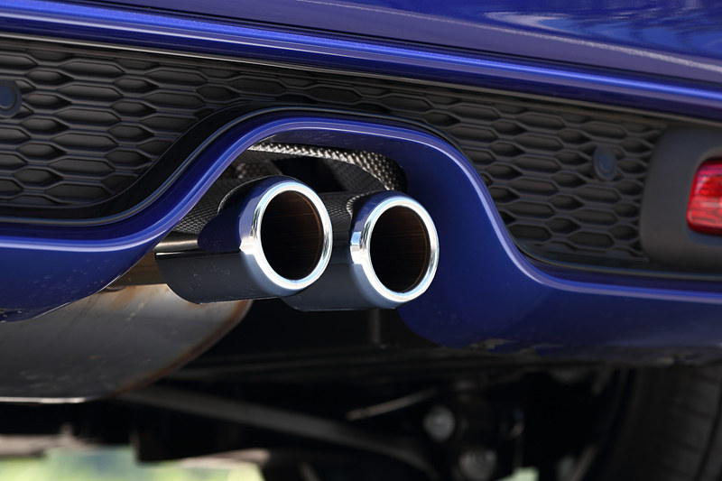 今回のマイナーチェンジでは、新しいMINIのロゴを配置するとともに、丸型ヘッドライトにはLEDのデイライト・ランニングを標準装備。テールランプにはユニオン・ジャックのデザインを取り入れ、左右非対称なデザインを採用することで個性を強調させた。足下は18インチのアロイホイールにピレリの乗用車用タイヤ「CINTURATO P7」（205/40 R18）をセット