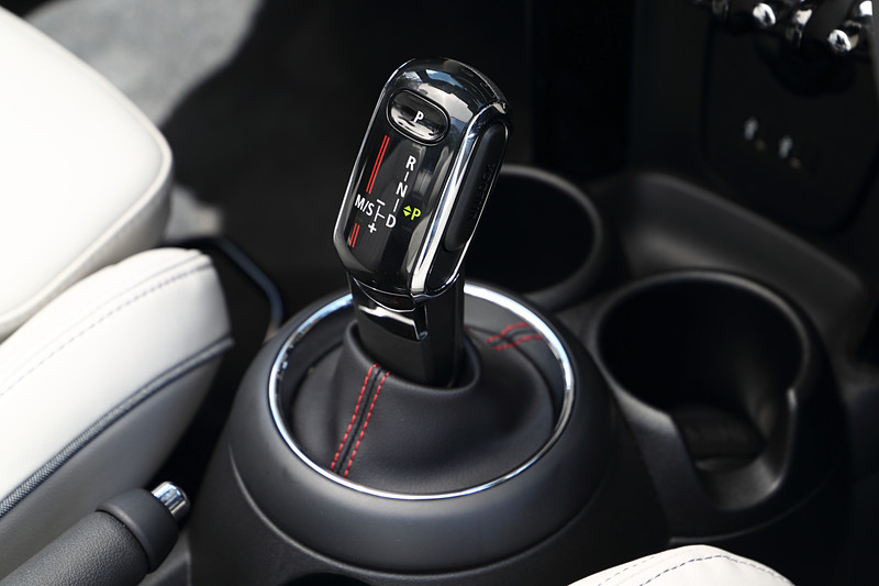 サテライト・グレーカラーのインテリア