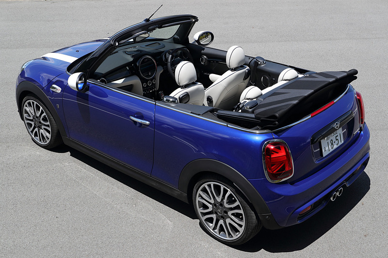 ルーフの開け閉めをしたところ。ソフトトップの幌にはユニオン・ジャックが描かれる