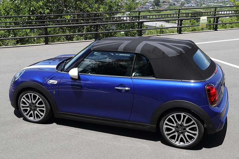 ルーフの開け閉めをしたところ。ソフトトップの幌にはユニオン・ジャックが描かれる